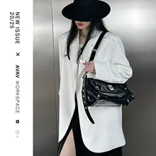 デザイン性の高い本革製ショルダーバッグ【斜め掛け・スタッズ付き・女性用】