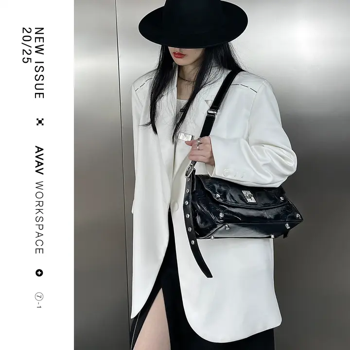 デザイン性の高い本革製ショルダーバッグ【斜め掛け・スタッズ付き・女性用】