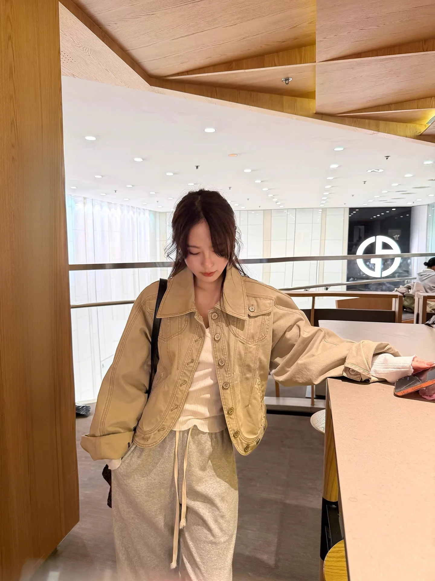 デニムジャケットのシーズンはいつですか？春と秋がベストな理由と、4選の実際の着用シーンを解説