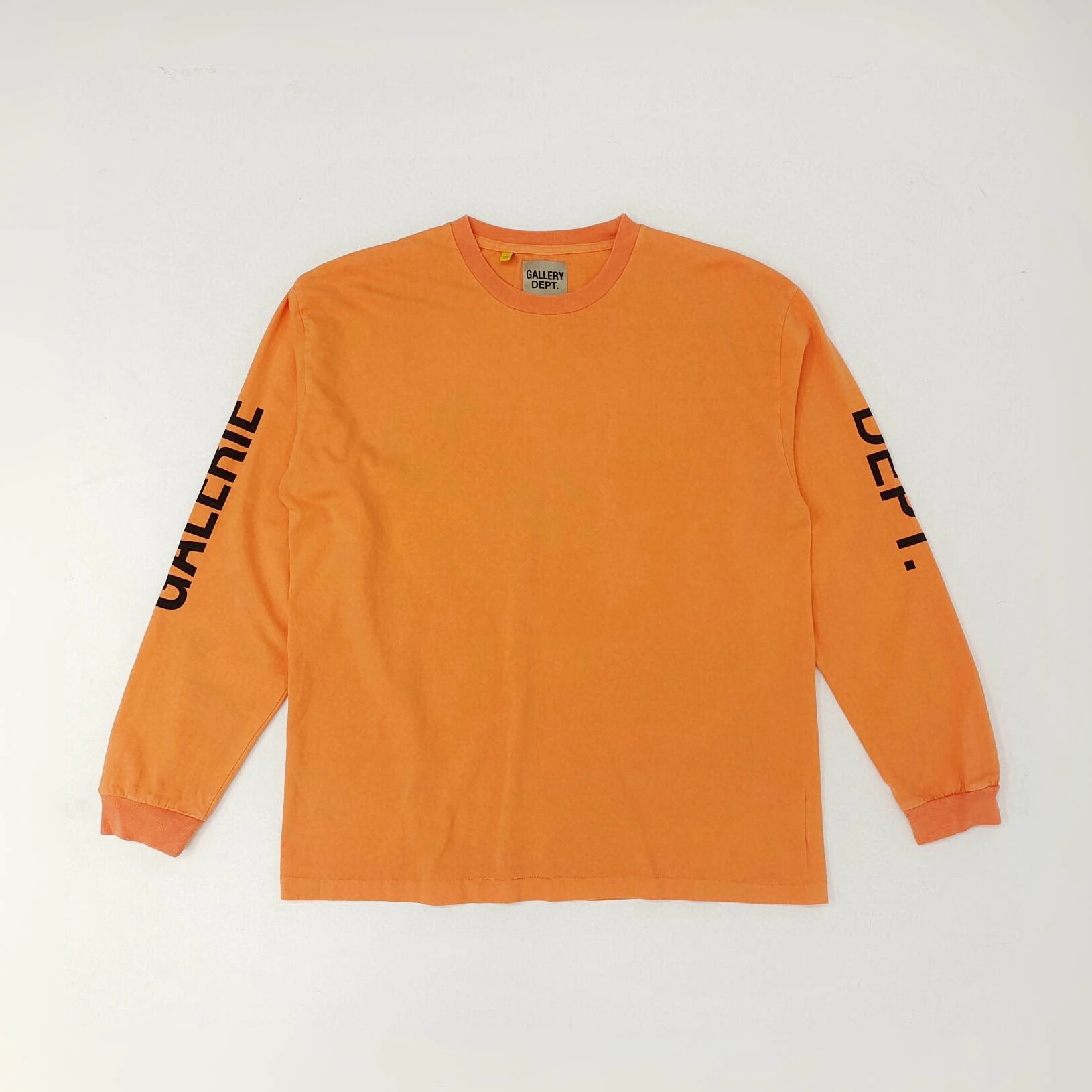 オレンジ色のゆったりとした長袖Tシャツ【ヴィンテージ風・ウォッシュ加工】の特徴と実用性
