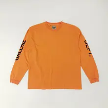 オレンジ色のゆったりとした長袖Tシャツ【ヴィンテージ風・ウォッシュ加工】