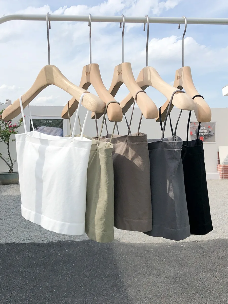 胸パッド付きタイスタイルキャミソール：夏用ショート丈の垂れ防止機能とファッション性を実証