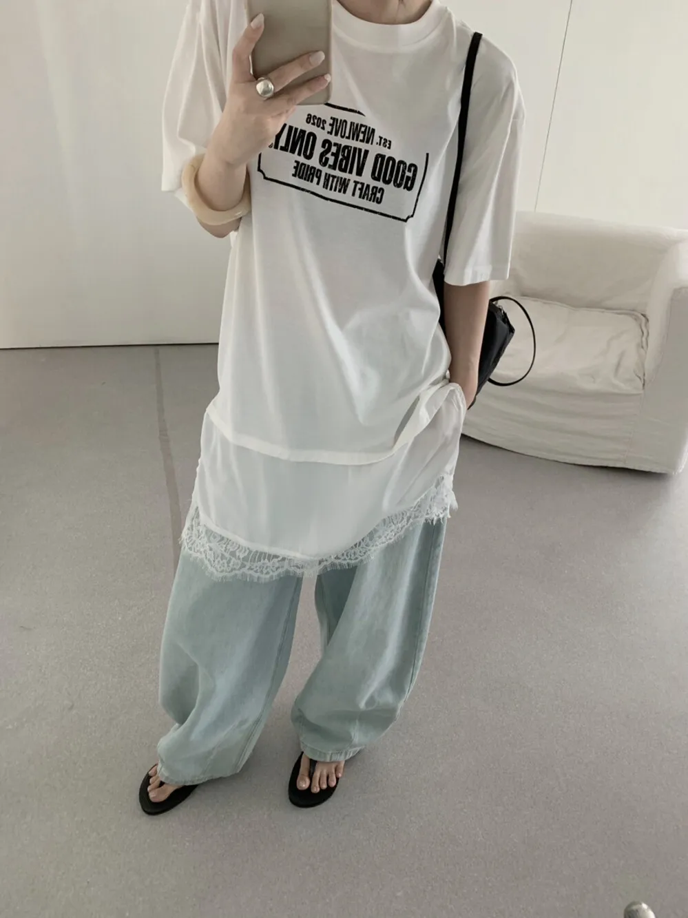 モード系ファッション Tシャツの定義と実際のデザイン：シンプルロゴプリントとレース切り替えの半袖Tシャツ