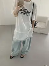 シンプルなロゴプリントとレースの切り替えが魅力の半袖Tシャツ