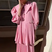 華やかなフラワーボタン飾りのバブルスリーブプリーツワンピース【ダブルレイヤー・大きな襟・ロング丈】