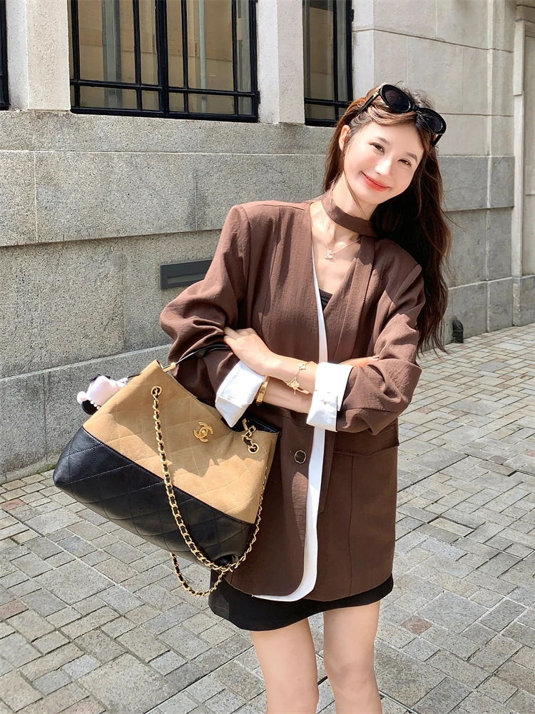 50代の女性に合うスーツジャケットは、本当に「コーヒー色」がベスト？