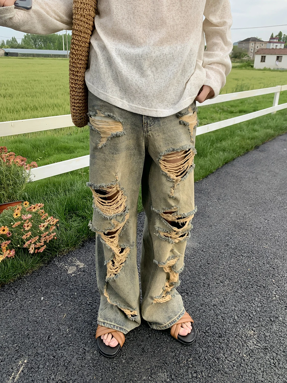 ダメージジーンズに色落ちが気になるなら、このヴィンテージ風ウォッシュ加工デニムパンツが救う！