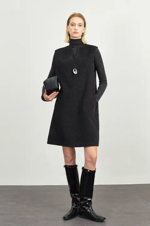 秋冬向けワンピース【ウール生地・ノースリーブ・洗練されたデザイン】