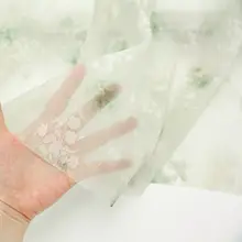 薄手透け感のあるグレーグリーンのバラ柄と小さな桜のジャカード天絲リネン生地（セットアップ対応）