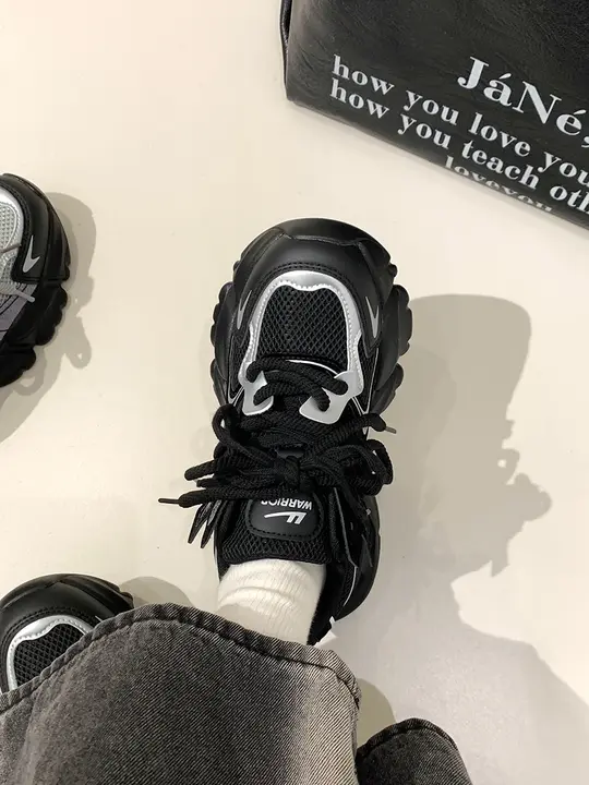 黒のスポーツシューズ【レディース・冬用・通気性・厚底・ダッドシューズ】