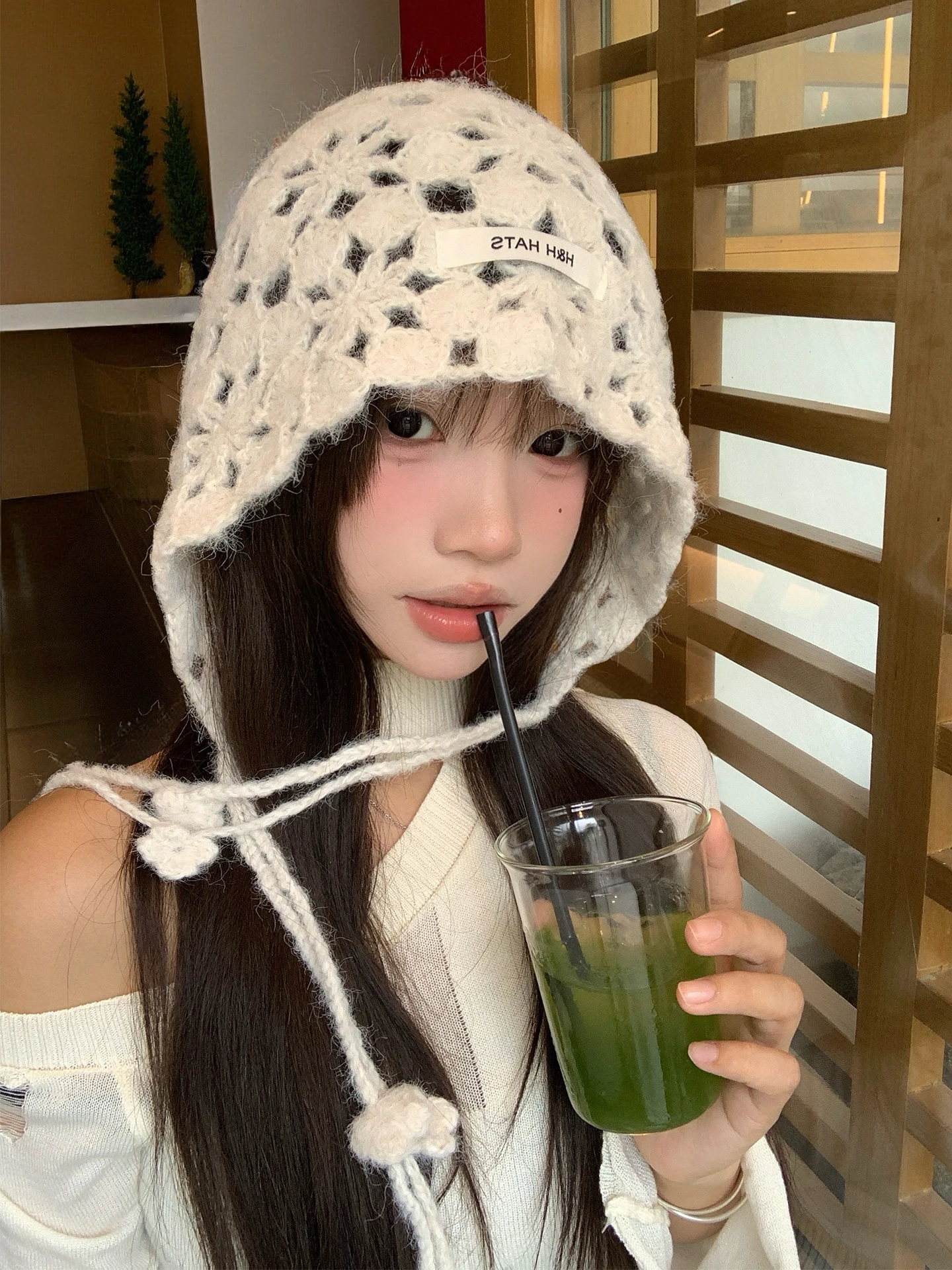 波西米亚風のニット帽をどう選ぶ？透かし編みとフリンジがもたらす、春から秋にかけてのファッションの転換点とは