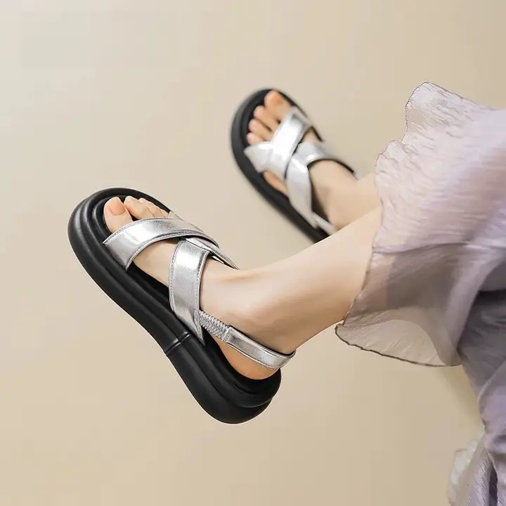楽々着用できるローマスタイルのスニーカーサンダル【夏用・厚底・通気性あり・カジュアル】