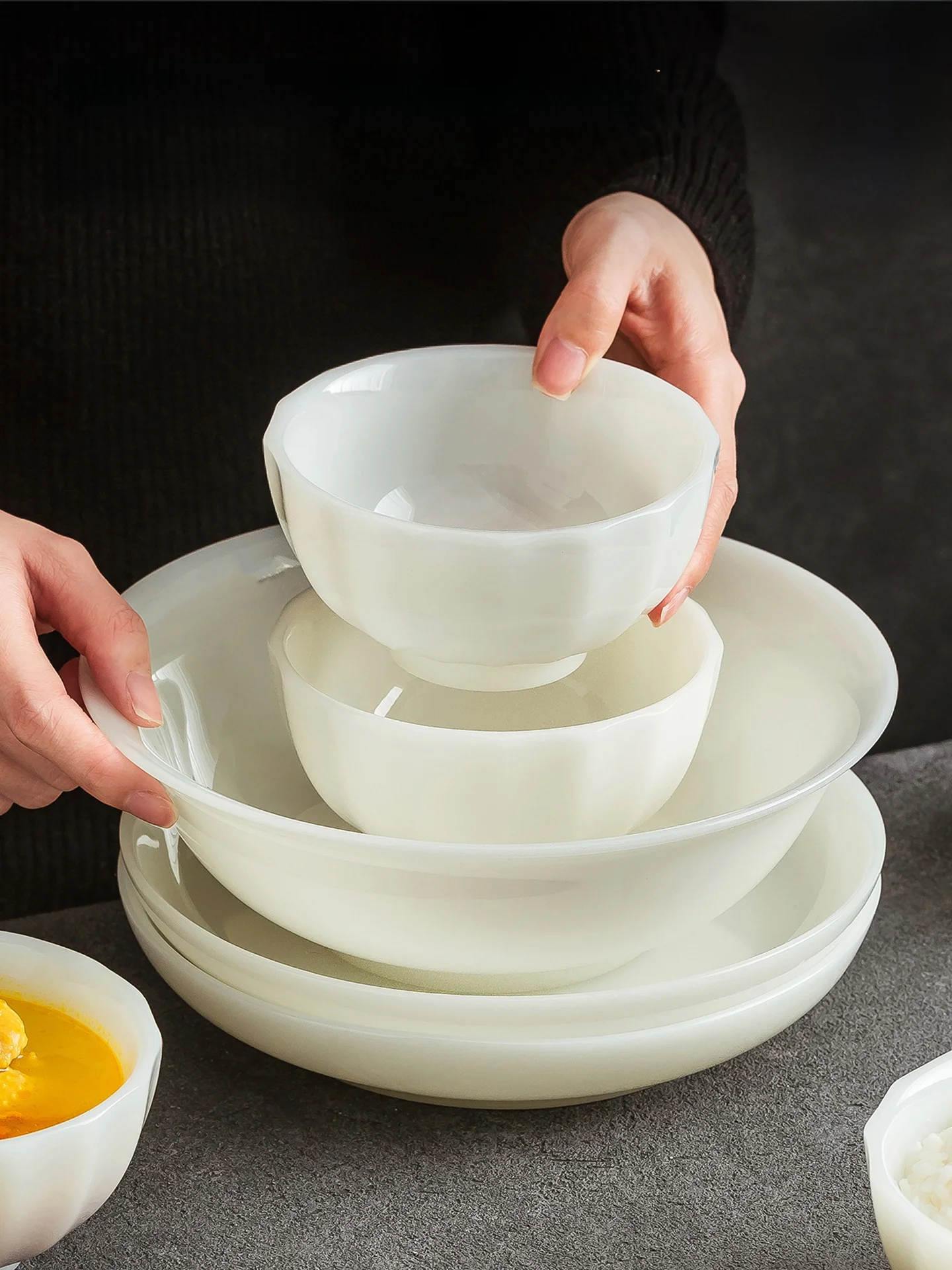 美しいデザインのセラミックプレート：軽奢スタイルの陶器寿司盤の実用性と適用シーン