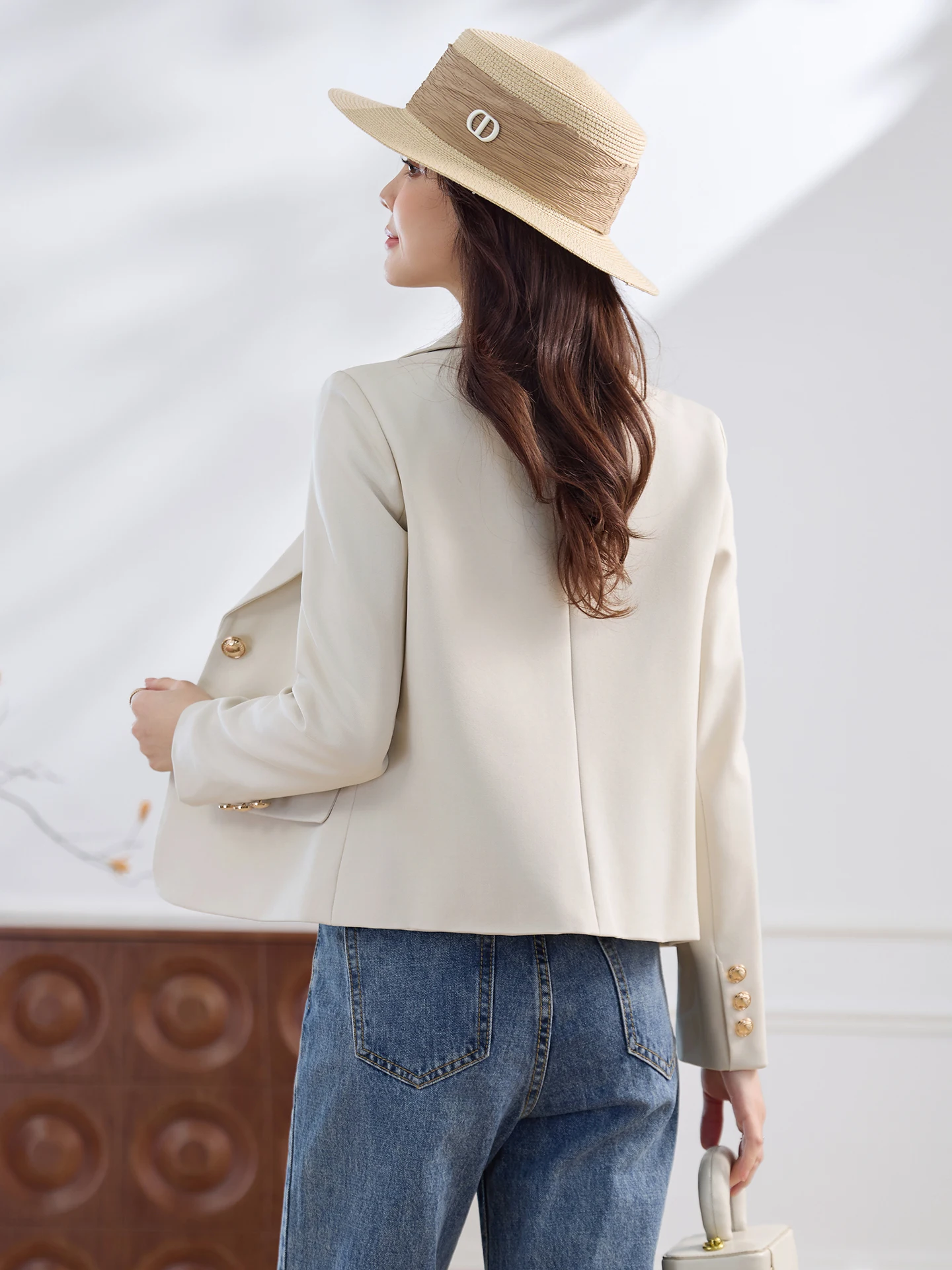 スーツっぽい私服 レディースの通勤シーンに最適なショートスーツジャケットとは