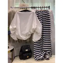 オフショルダーデザインのトレンドスウェットシャツ【英字プリント・ドローストリング・カジュアル】とストライプフレアパンツ（セットアップ対応）