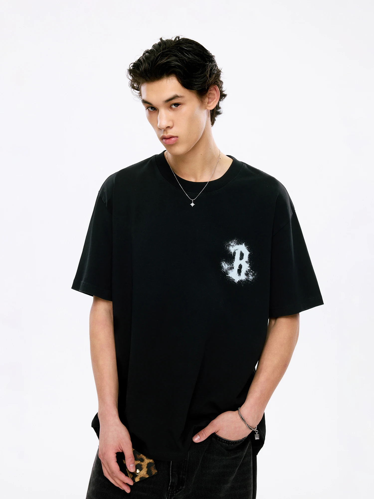 オーバーサイズTシャツをどう選ぶ？コットン100％のゆったり感が本当のスタイルを生む理由