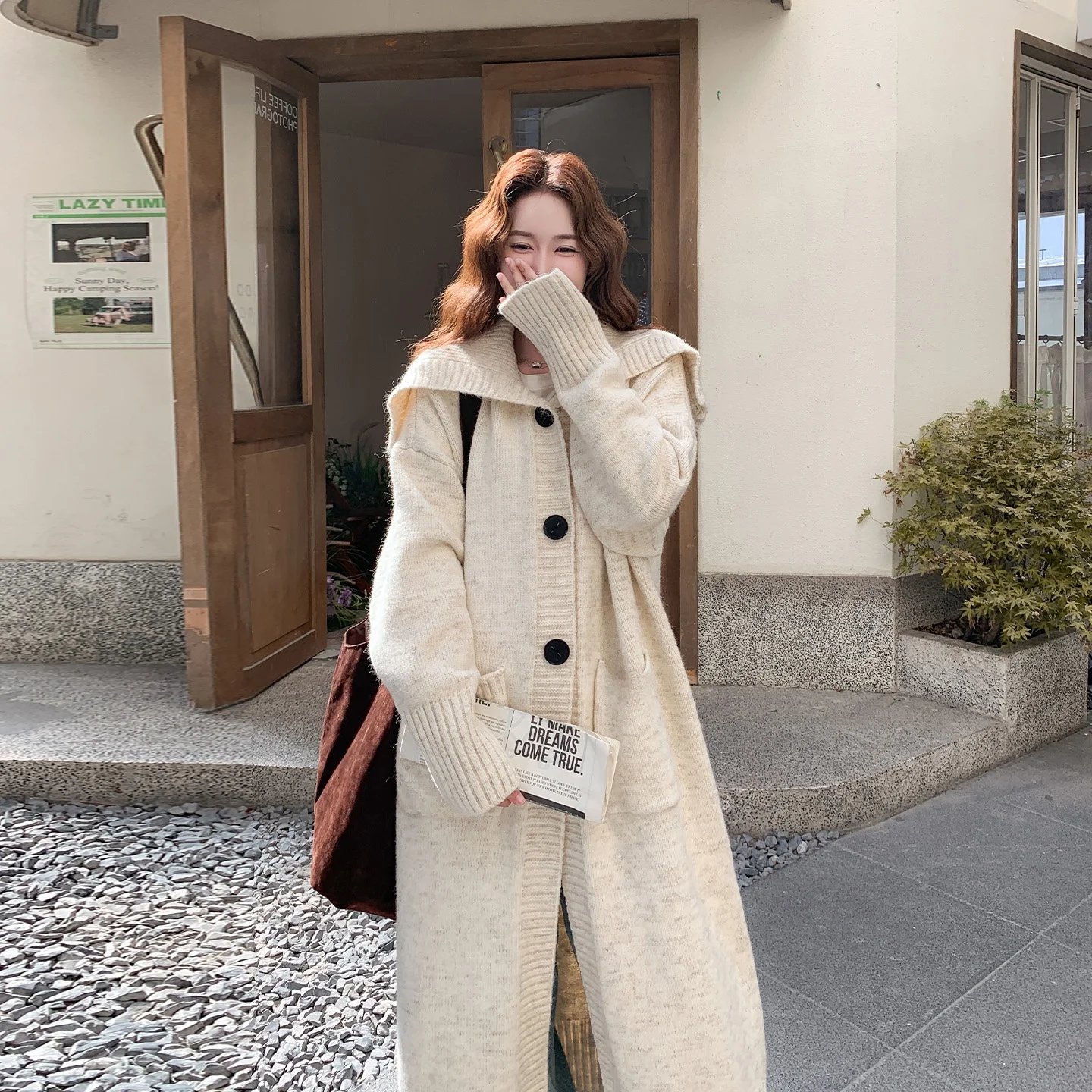 肩掛けカーディガンが落ちない理由は？長めのロング丈で通勤からデートまで活躍する秘密