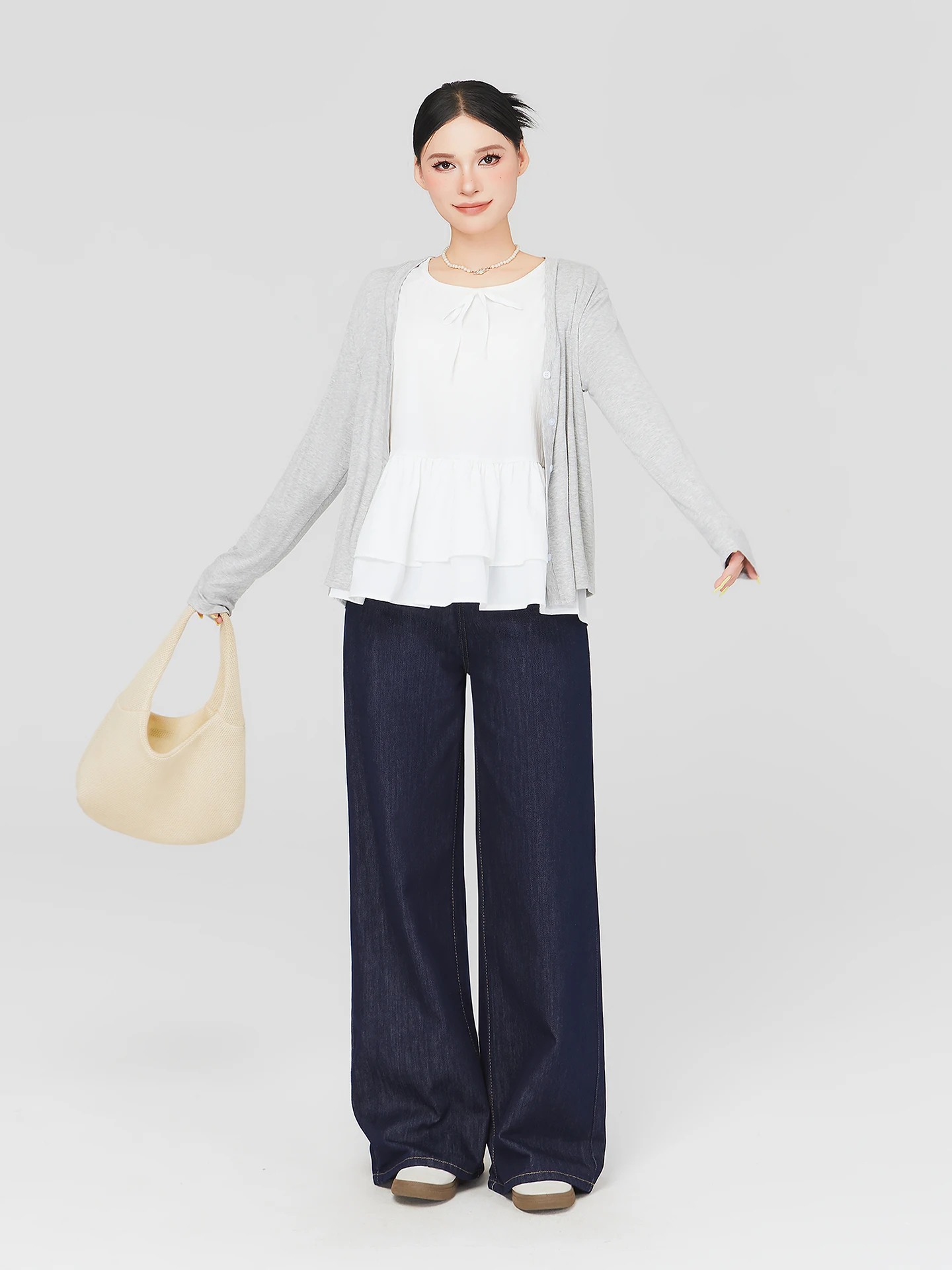 胸が大きい人でも通勤に自信を持てるトップスは？