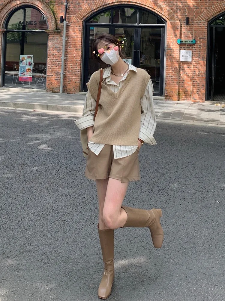 韓国ファッションの秋春に最適なVネックニットベストとレザーショートパンツの 組み合わせ