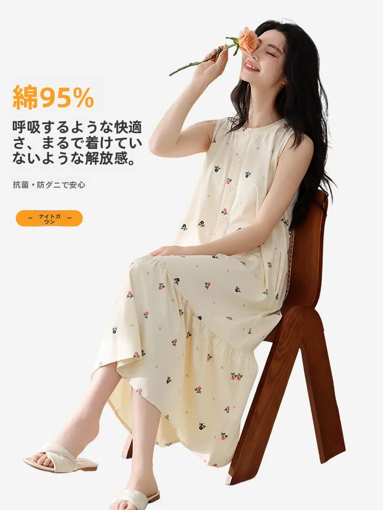 黒いキャミソールワンピースを選ぶべきなのか？実は、夏のリラックススタイルに最適なのは「植物のプリント」が おすすめ！