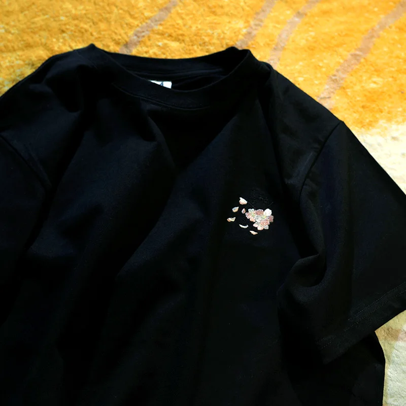 シンプル刺繍の短袖カップルトップス：男女兼用で日常使いやすいカジュアルスタイル