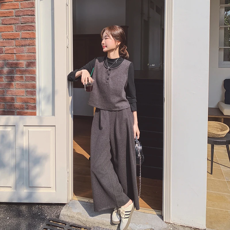 グレーのベストとタートルネックトップス、ワイドパンツの春秋用カジュアルコーディネート