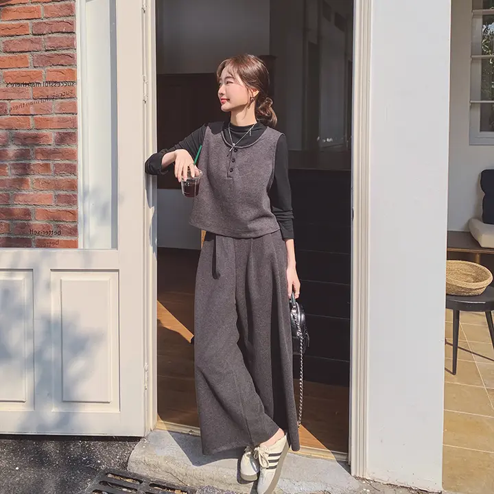 グレーのベストとタートルネックトップス、ワイドパンツの春秋用カジュアルコーディネート（セットアップ対応）
