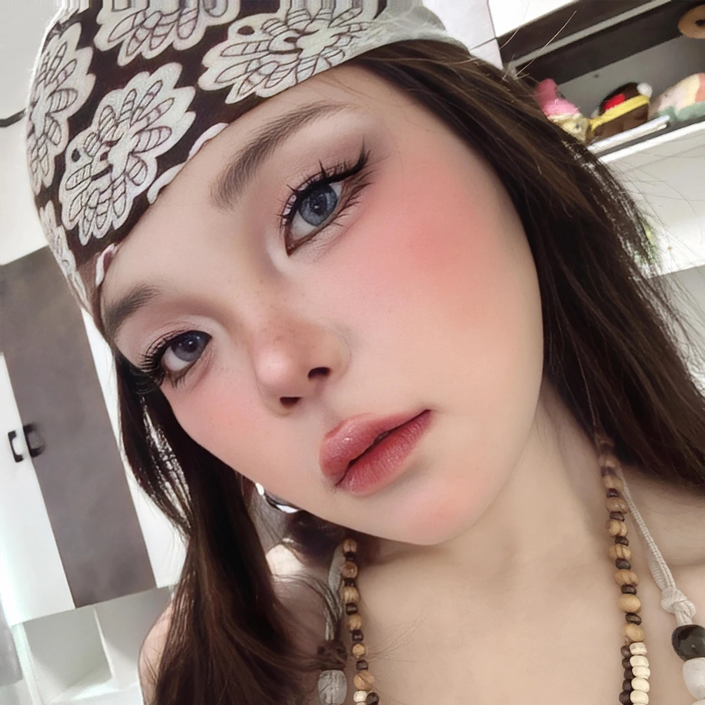 甘辛スタイルのレトロY2Kヘッドスカーフ：春夏季に最適な民族風大判シルクスカーフの実用性と使い方