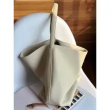 極上の柔らかさの本革製大容量トートバッグ【シンプルデザイン・肩掛け可能】