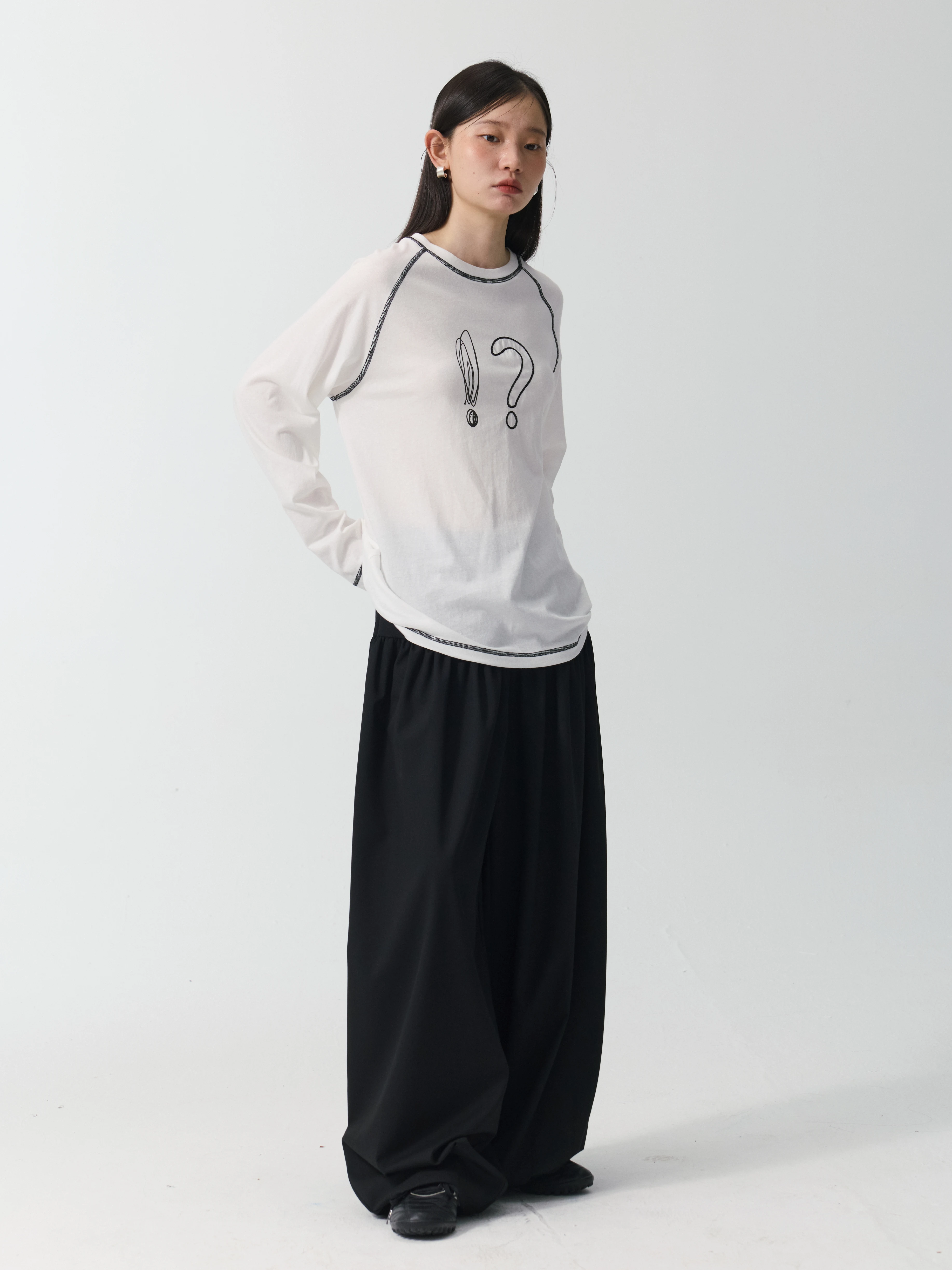 手描き刺繍入りスノーコットンTシャツ：女性向けのゆったりデザインとクリーンな素材の実用性