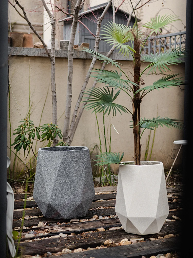 大きな植木鉢を選ぶときに迷うのは、本当にサイズの違いなのか？