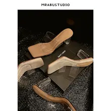 エレガントなデザインのクリスタル太ヒールサンダル【柔らかな透明ソール・夏用・レディース】