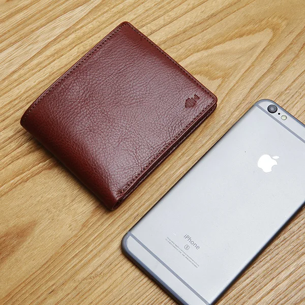 メンズコンパクト財布 フラップ仕様の本革ショートファーストレイヤー