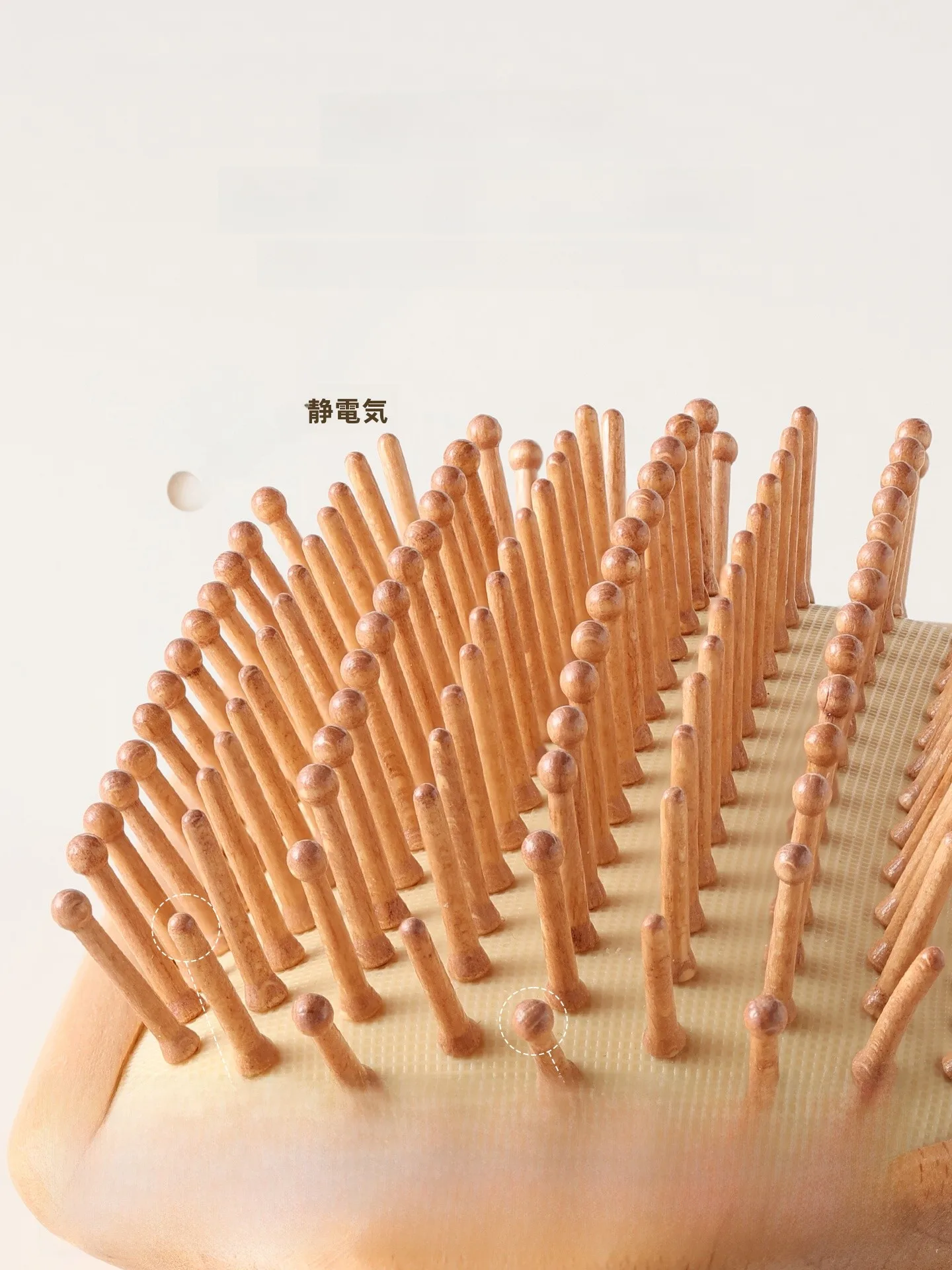 頭皮マッサージブラシ：山毛榉製の自然素材で頭皮コリをほぐす