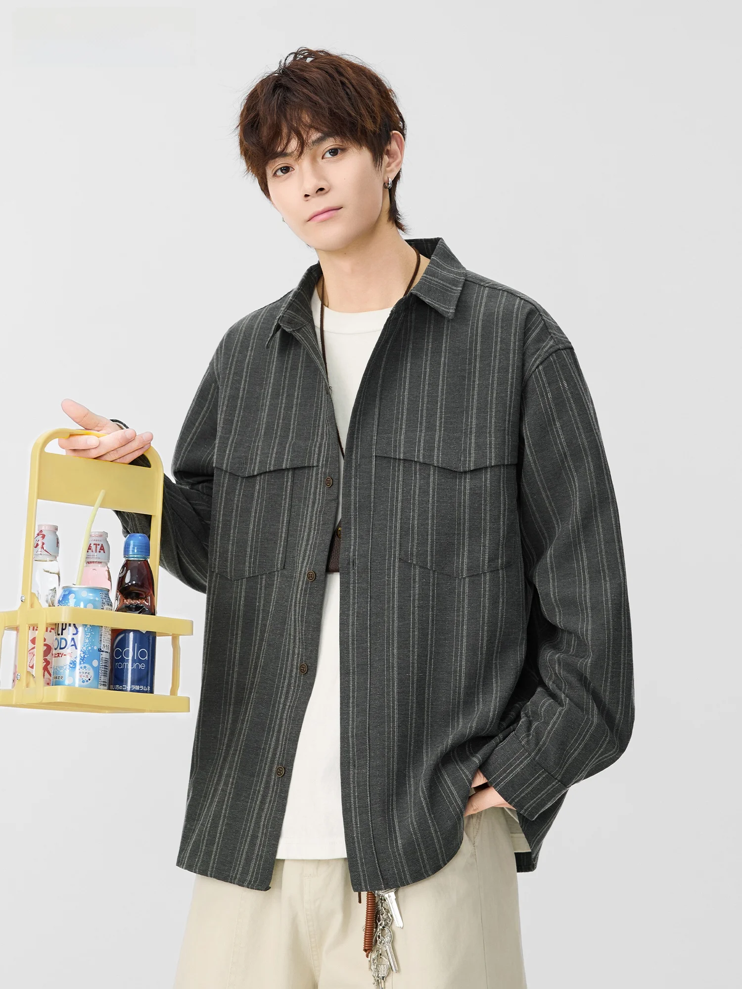 5月のメンズファッションで迷ったら、このストライプシャツが救う理由は？