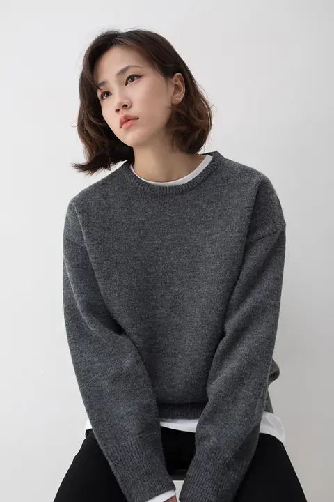 深灰色 ストレッチ素材のゆったりラウンドネックセーター【春秋用・女性用・スタイル】