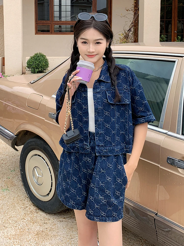 ショートデニムジャケットのコーデは、どうやって着るの？