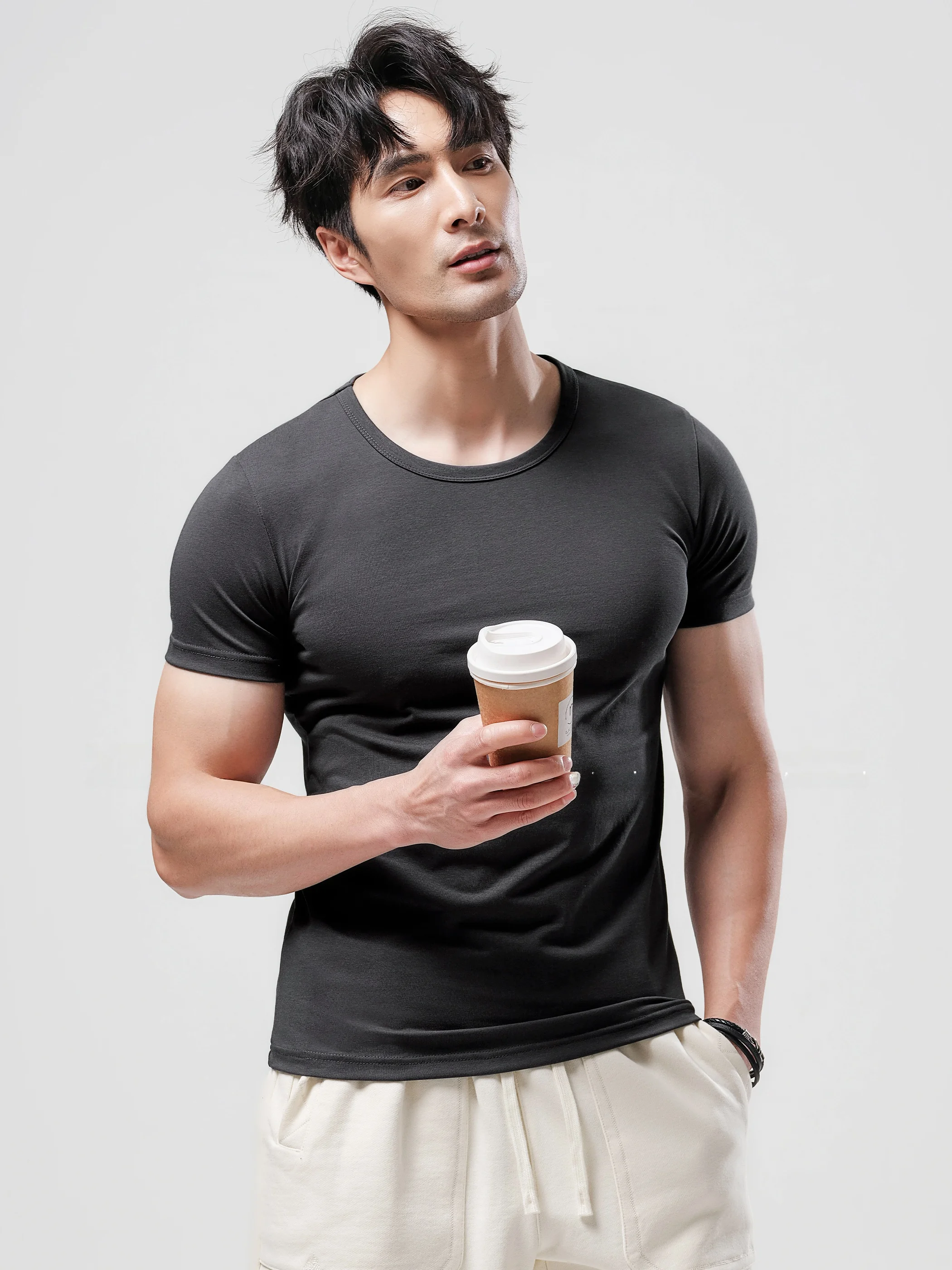 メンズTシャツが似合う体型選び方：カットオフや無地の違いを知れば、どんな体に合うかがわかる