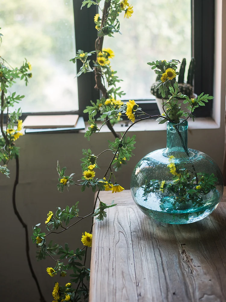 リアルタッチの菊の造花：ウォールデコ用つる付きフラワーアレンジメントの実用性と設置ガイド