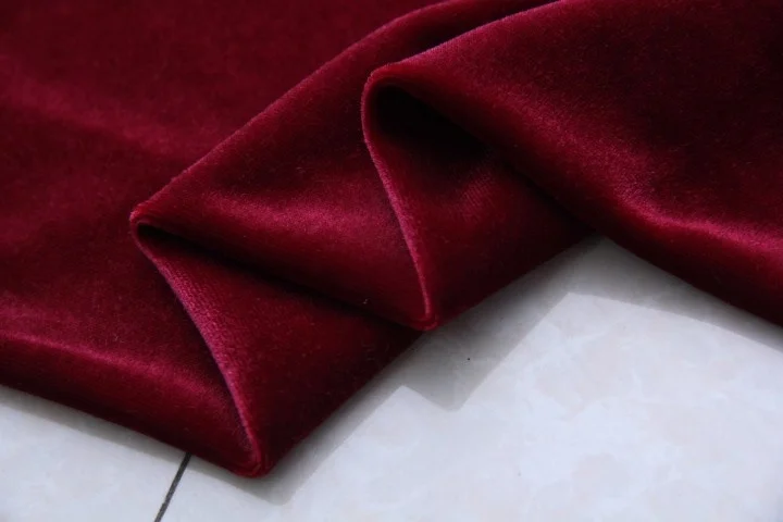 酒紅色ベルベット生地：混紡素材の柔らかさと実用性を徹底解説