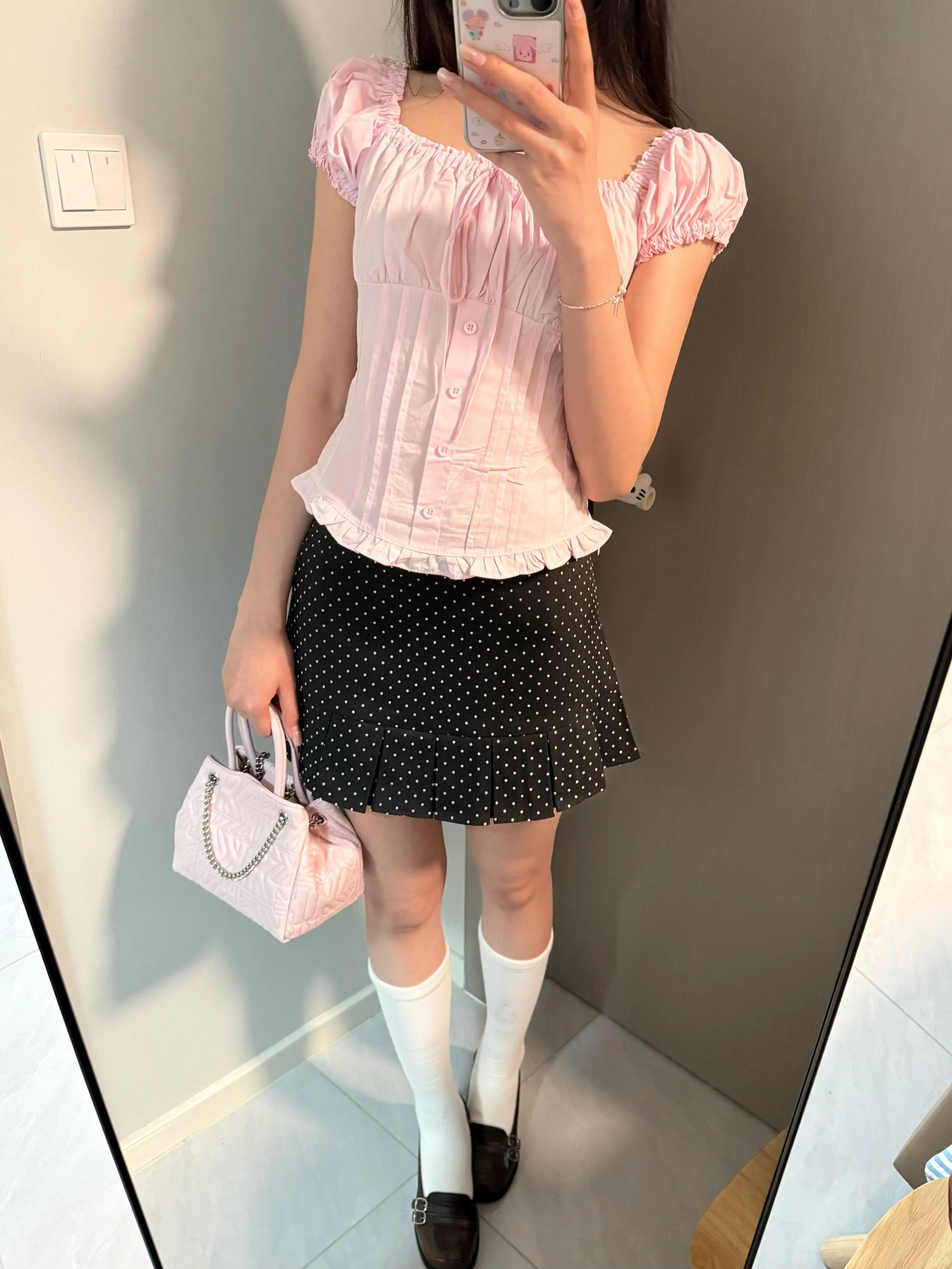 140センチ女の子向けのフェミニンコーデに最適な洗練されたショートスリーブシャツ
