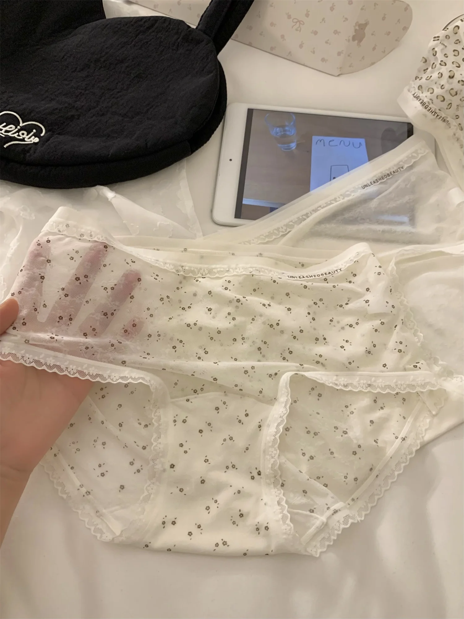 夏にぴったり！超薄アイスシルク製レディース三角パンツ：透ける色の実用性と選定基準