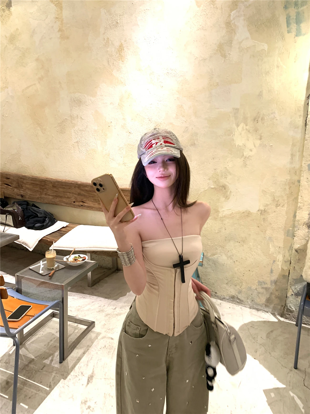 デザイン性のあるビジュー付きデニムパンツ：夏用ハイウエストストレートワイドレッグの実用性と着用シーン