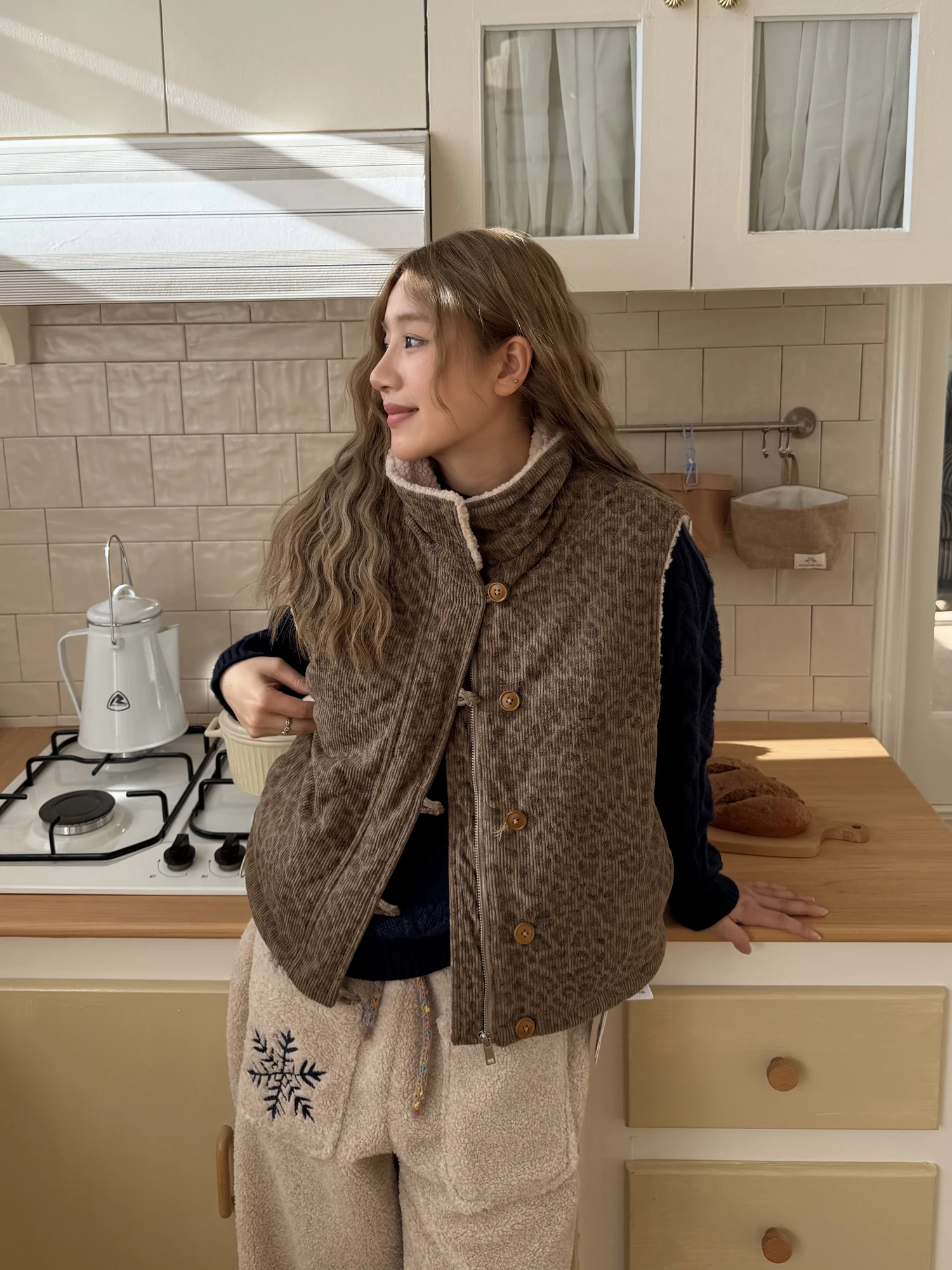 冬のコーディネートで豹紋ベストをどう選ぶ？美式風のスタンドカラーが冬の寒さを和らげる秘密
