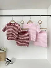 ストライプデザインの上品なブラウスとスリムなミニスカート【春夏向け・ファッション・セットアップ対応】