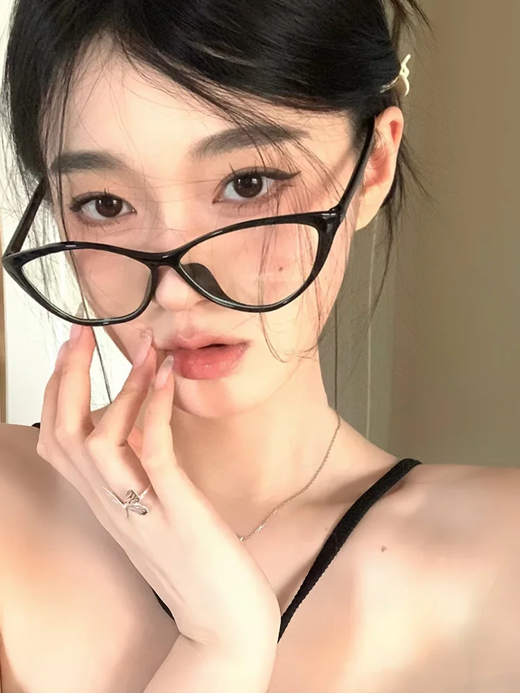 猫目型眼鏡フレーム：ブルーライトカットとレトロデザインが女性に合う理由