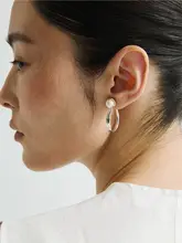 白色珍珠の大きなフープイヤリング【秋冬・高級感・シンプルデザイン】
