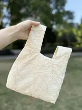 立体刺繍デザインの手首用ポーチ【ナチュラルな色合い・女性用】