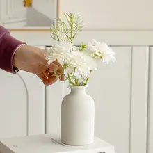 ミニマルデザインの白い陶器花瓶【テーブル用・フラワーアレンジ・チューリップ対応】