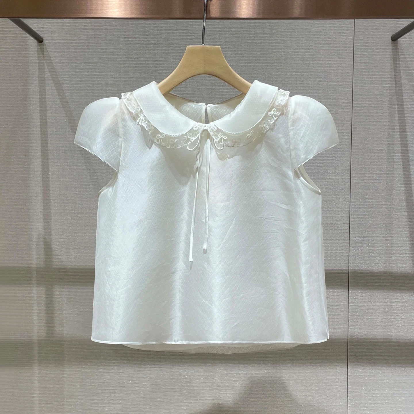 淡いピンクとパステル水色のシャツで、どんな日常を創り出せるの？